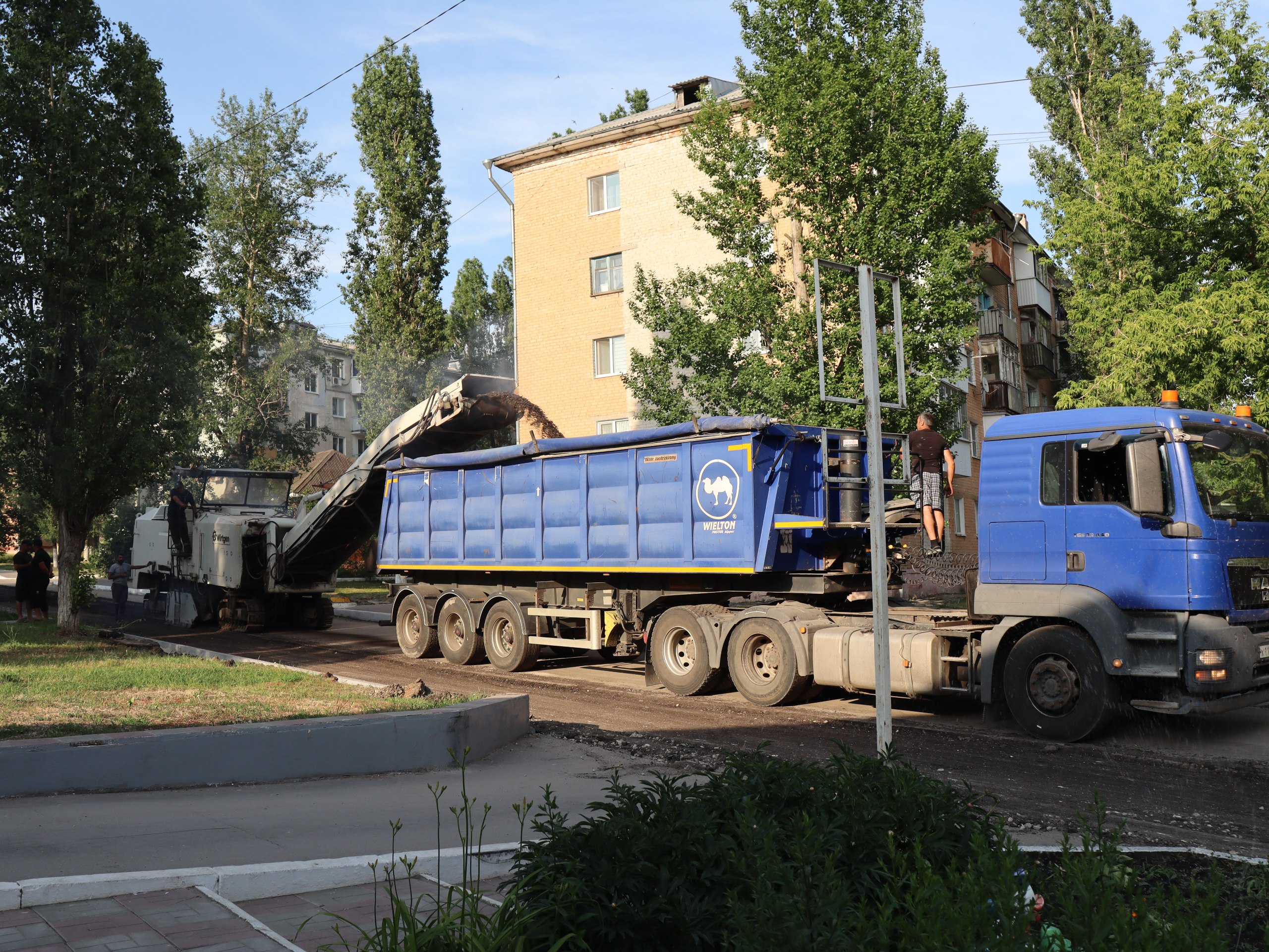 Продолжаются работы по ремонту улично-дорожной сети.