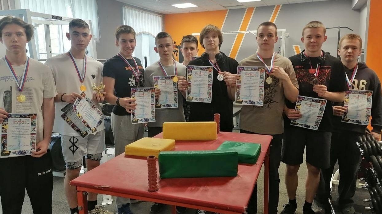 В спортивной школе прошёл турнир по армрестлингу.