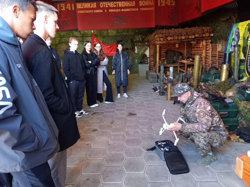 Для десятиклассников провели экскурсию по музею СВО.