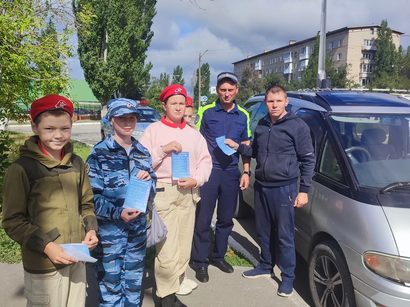 Чтобы дорога была безопасной, сотрудники Госавтоинспекции напомнили водителям о необходимости соблюдения Правил дорожного движения.