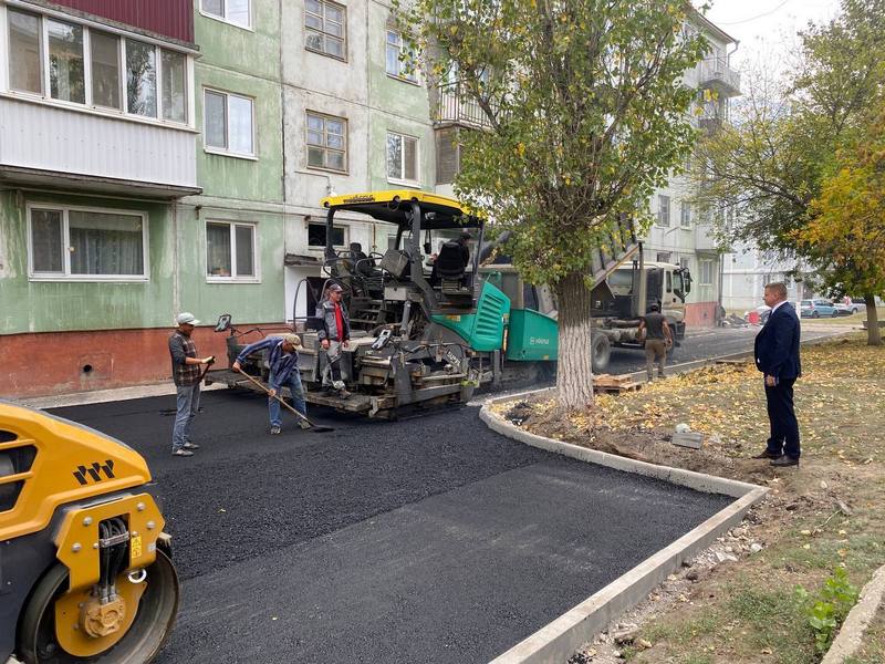 Ещё в одном светловском дворе уложили асфальт.