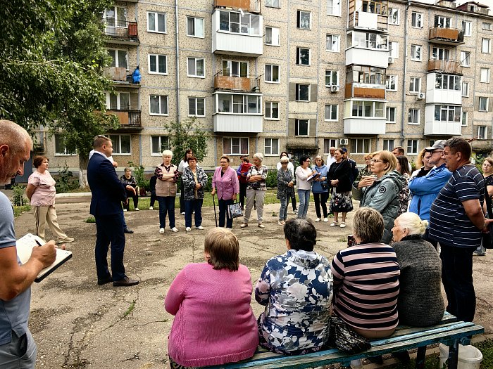 Сергей Баталов встретился с жителями улицы Коваленко.