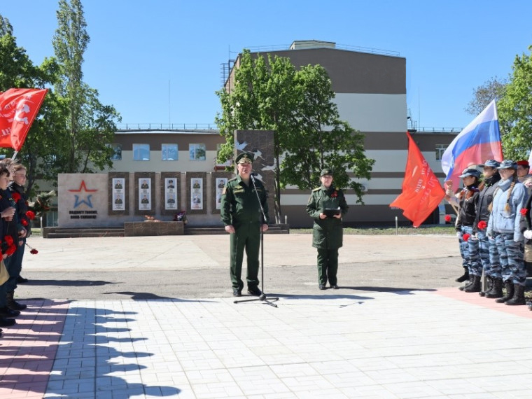 У Мемориала защитникам Отечества, павшим в ходе специальной военной операции, прошёл торжественный митинг.