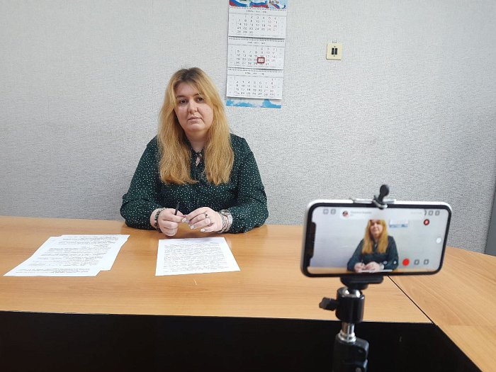 В прямом эфире на вопросы жителей Светлого отвечала секретарь Комиссии по делам несовершеннолетних и защите их прав.