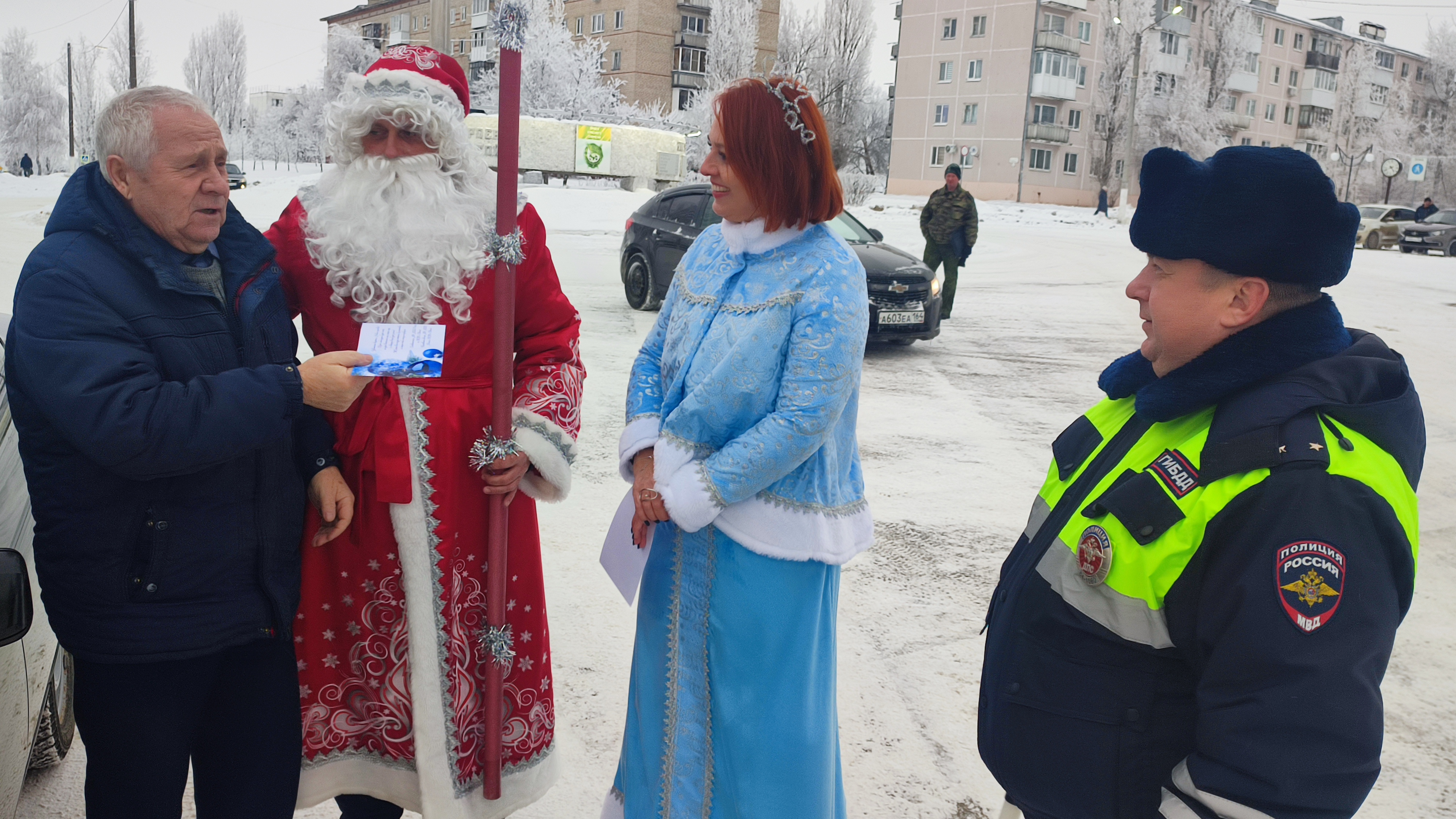 Светловских автолюбителей с Новым годом поздравил полицейский Дед Мороз.