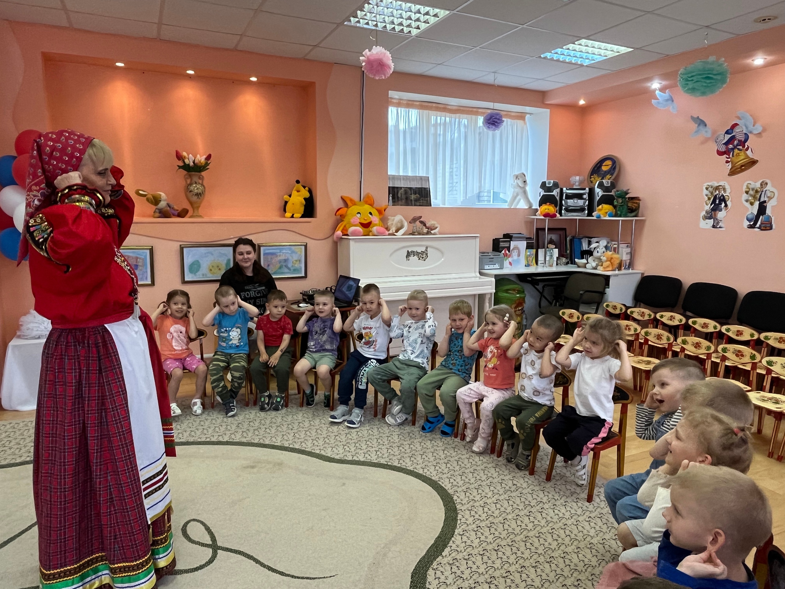 Для дошколят подготовили фольклорное развлечение.