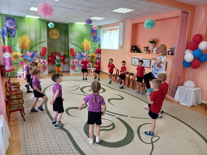 Воспитанники детского сада «Светлячок» совершили путешествие в Страну здоровячков.