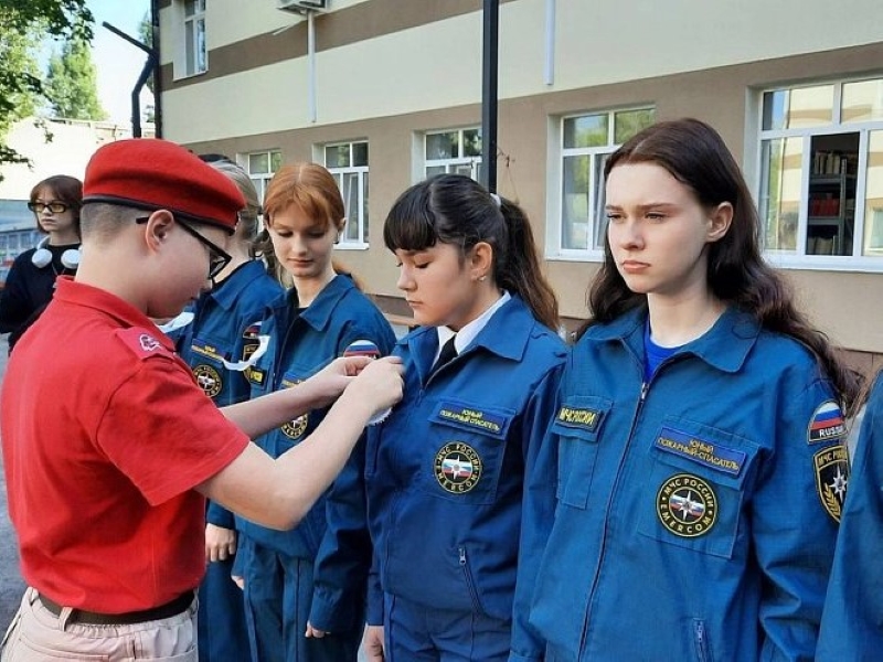 Члены отряда &quot;Юный пожарный-спасатель&quot; почтили память погибших в Беслане.