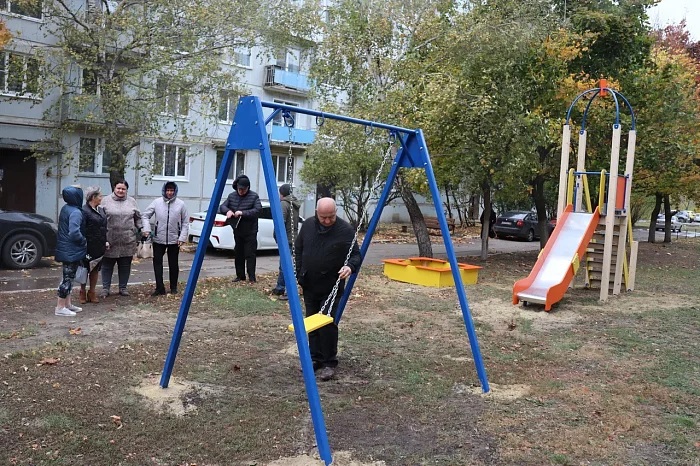 В светловских дворах обновляют детские площадки.