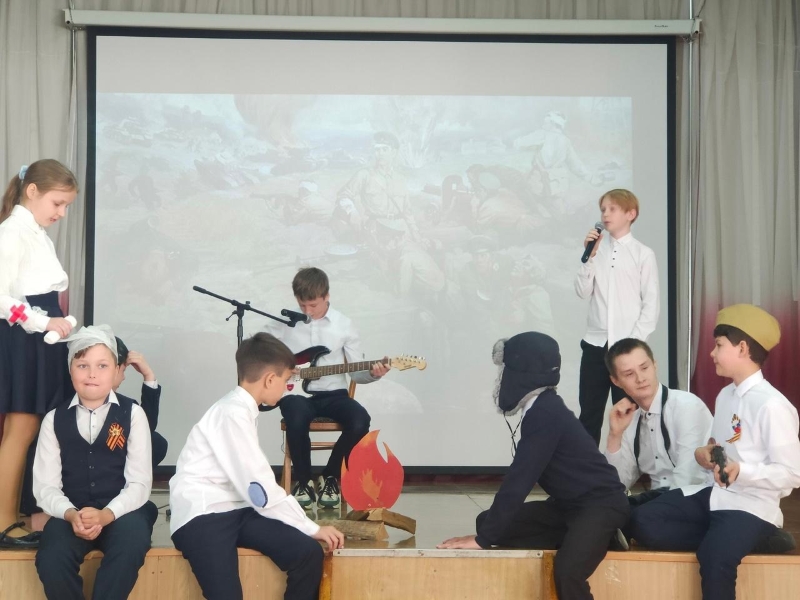 Школьники читали стихи о войне, победе, пели песни и рассказывали о подвигах советского народа.