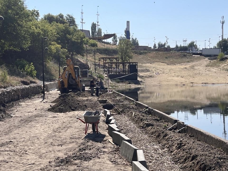 В рамках нацпроекта благоустраивают набережную около светловского пруда.