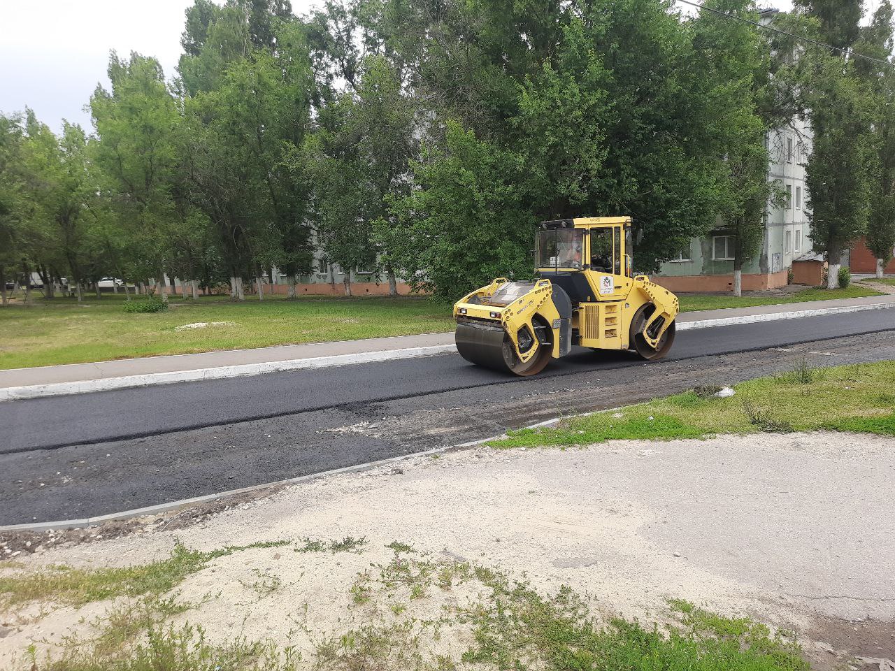 По улице Коваленко идет укладка асфальтового полотна.