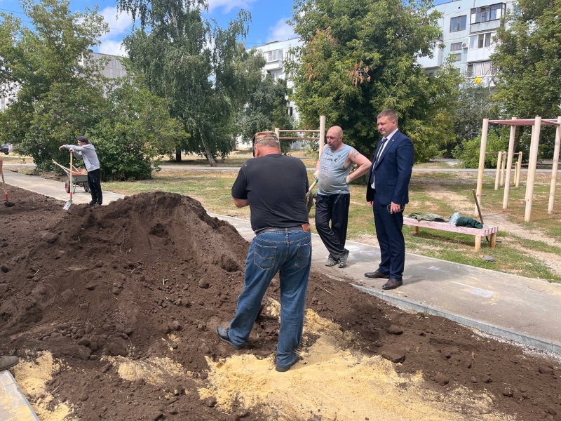 В парке по улице Лопатина продолжается обустройство зеленой зоны.