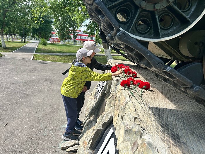 Школьник возложили цветы в память о погибших воинах.
