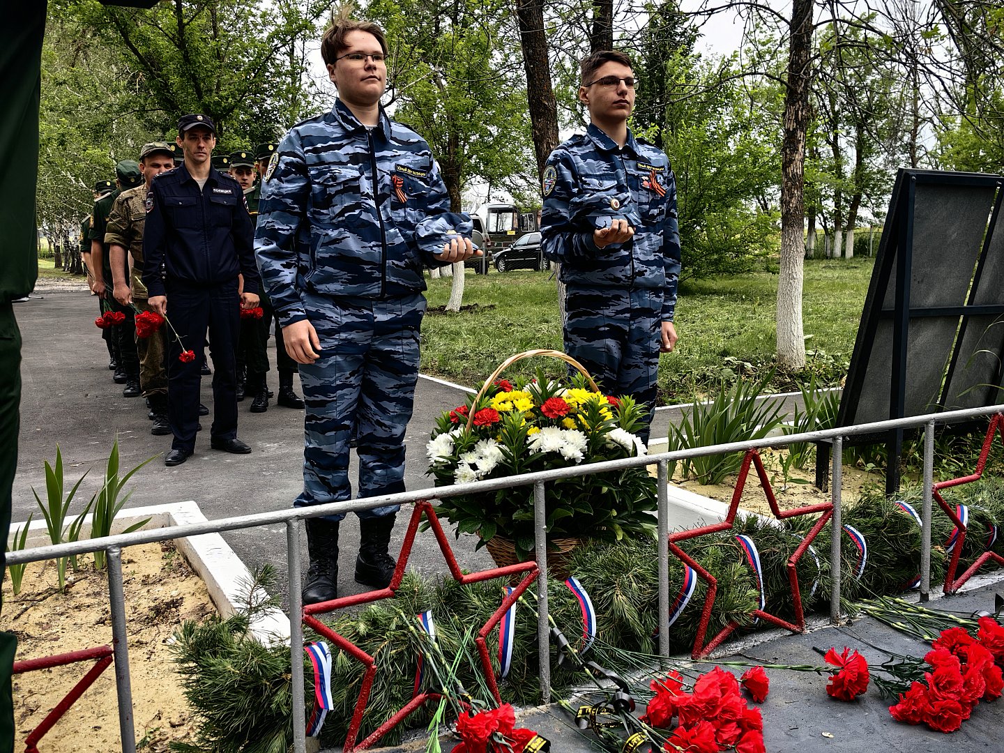 Пронесём сквозь века память о героях.