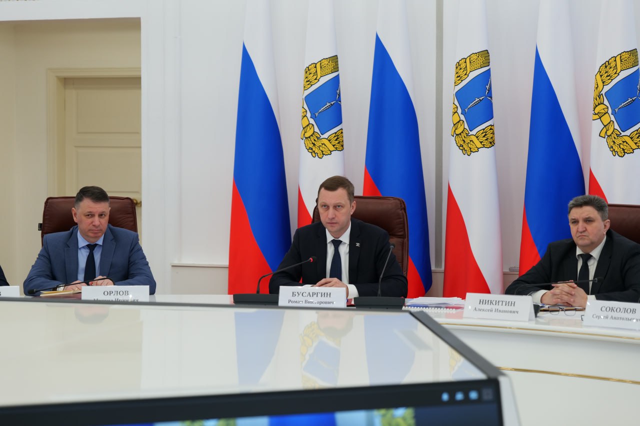 Губернатор Роман Бусаргин провел постоянно действующее совещание с участием зампредов и министров Правительства области, а также глав районов.