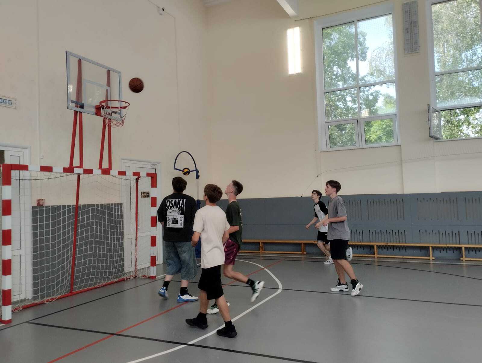 В Светлом состоялись баскетбольные соревнования формата 3×3 среди юношей.