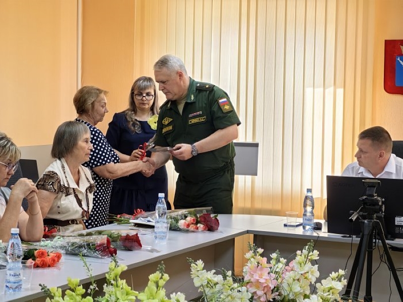 Матерям наших земляков, погибших при исполнении воинского долга в зоне СВО, вручили памятные знаки от «Боевого братства».