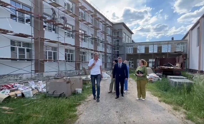 Сергей Баталов провел еженедельный осмотр ремонтных работ в школе.
