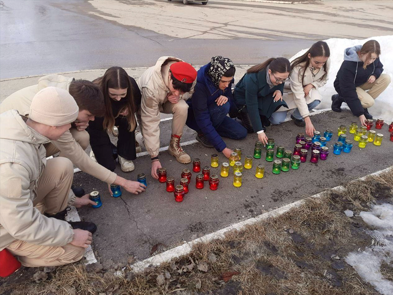 У мемориала &quot;Штык&quot; состоялась акция памяти и скорби по жертвам теракта в Подмосковье.