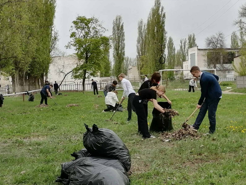 Одним добрым делом больше: ученики второй школы убрали территорию храма.