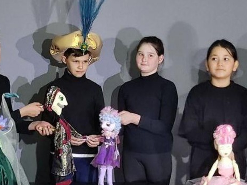 Школьный театр «Сказка» представил премьеру очередного спектакля.