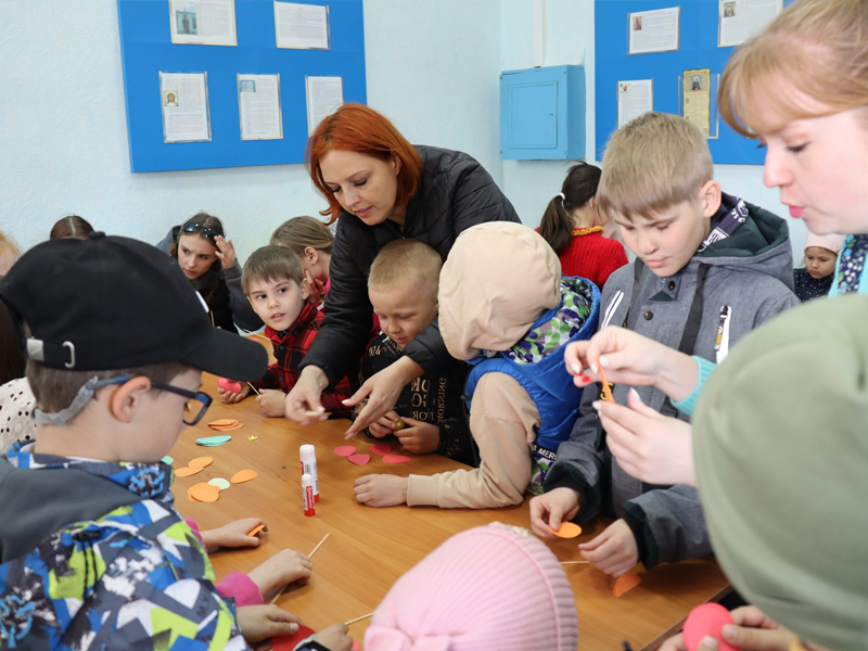 Для самых маленьких прихожан светловского храма прошел детский пасхальный праздник.