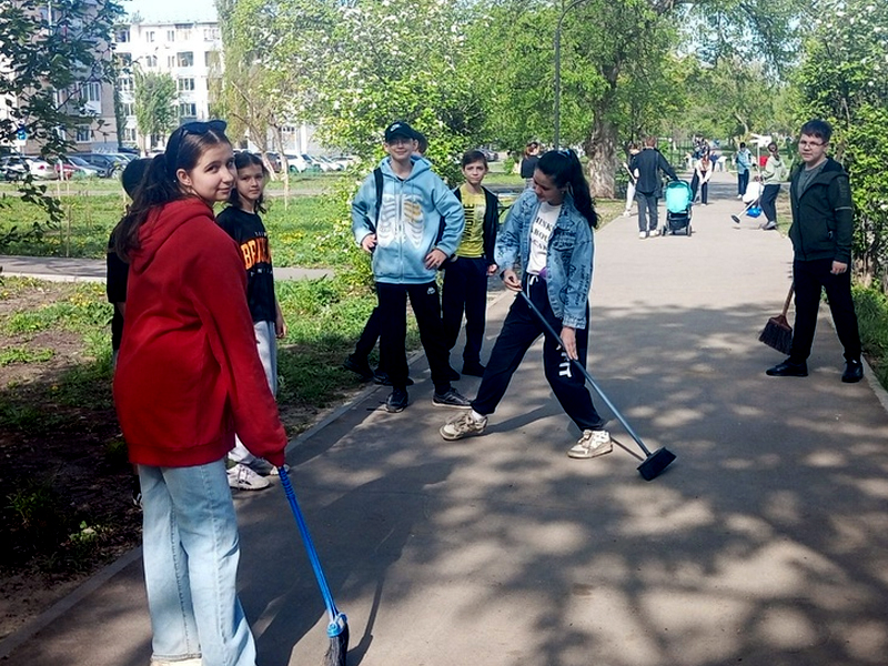 Школьники Светлого продолжают благоустройство родного посёлка.