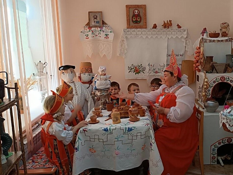 Воспитанники детского сада провели свой досуг в музее «Русская изба».