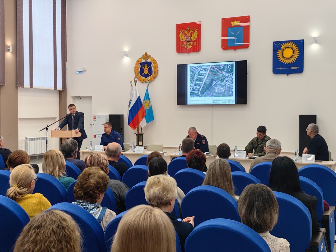Георгиевский зал Дома культуры вновь собрал жителей Светлого на встречу с главой городского округа.