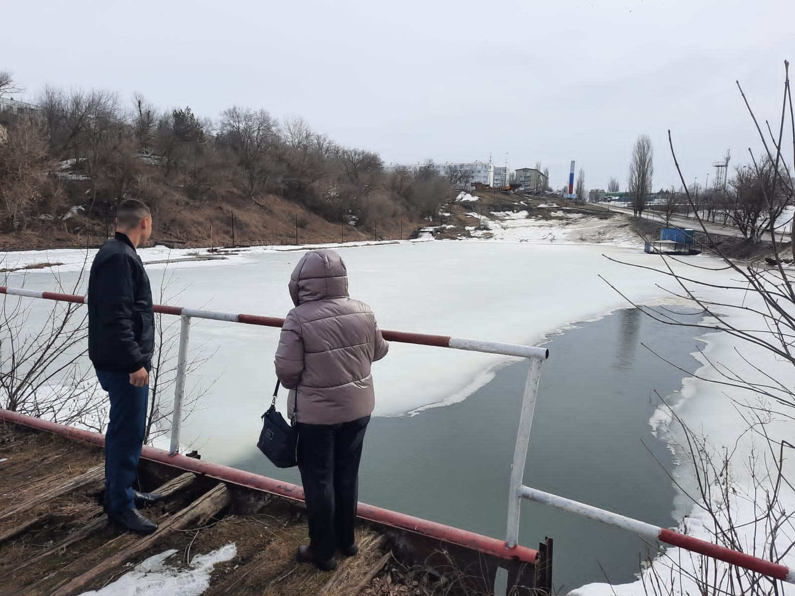 Водоём в зимний период года — место повышенной опасности.