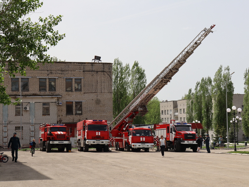 Глава городского округа ЗАТО Светлый Оксана Шандыбина поздравила с профессиональным праздником пожарных.