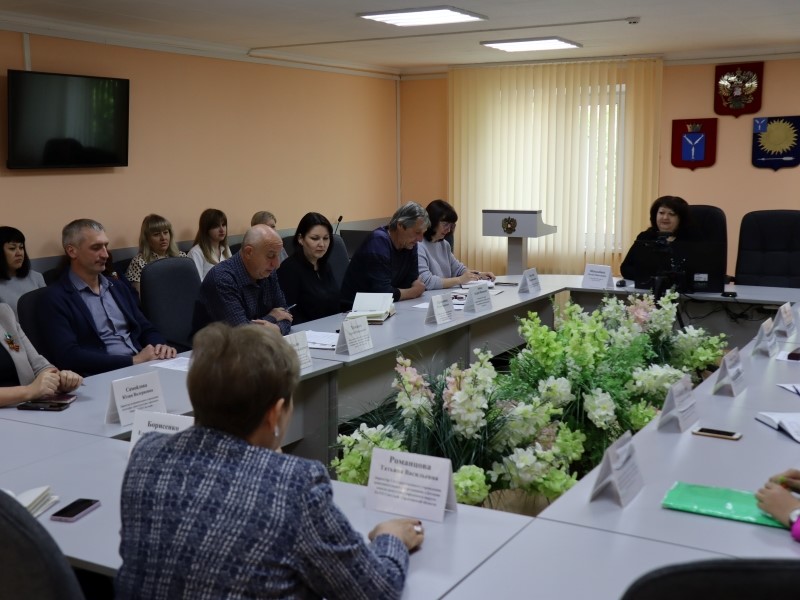 Оксана Шандыбина провела совещание по подготовке к празднованию Дня Победы.