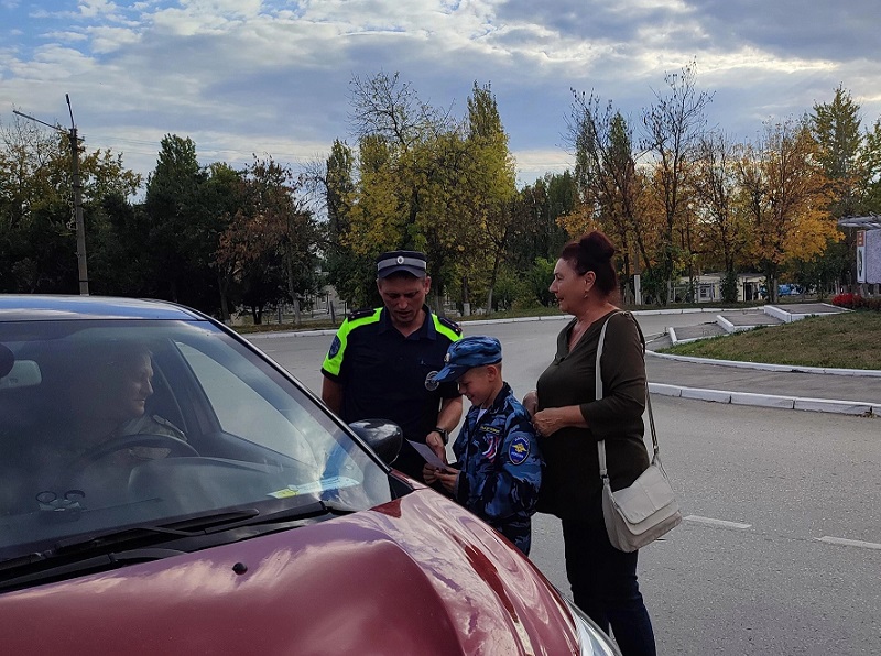 ГИБДД и дети провели акцию по безопасности дорожного движения.