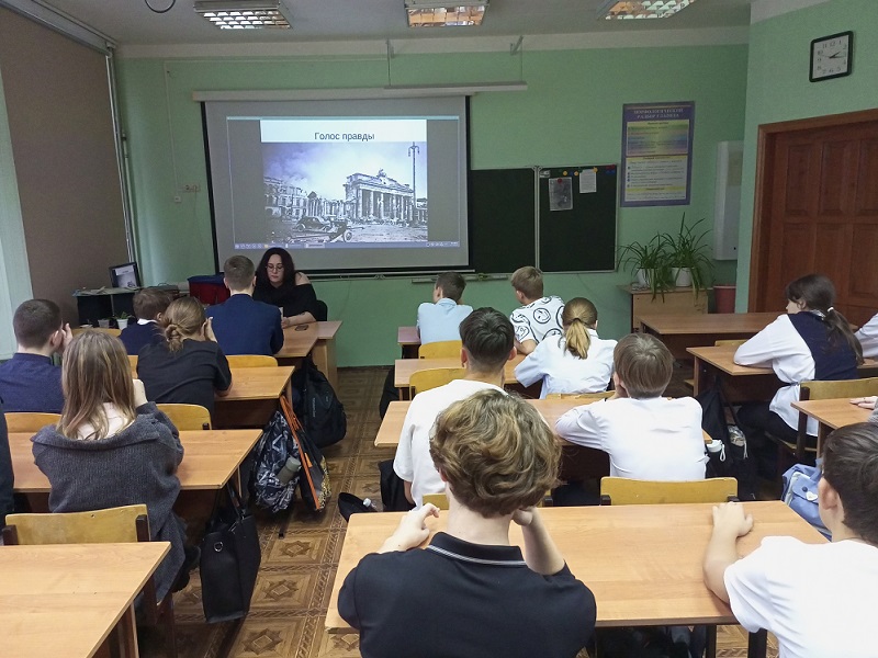 Школьники совершили &quot;экскурсию&quot; по архивным документам.