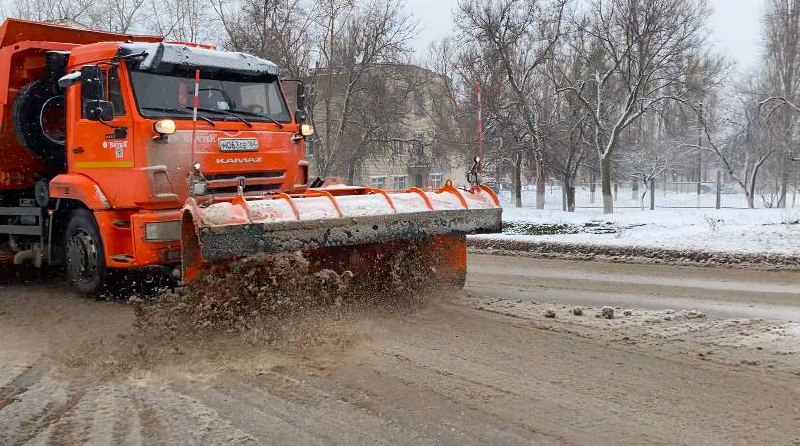 Службы благоустройства вышли на уборку снега.