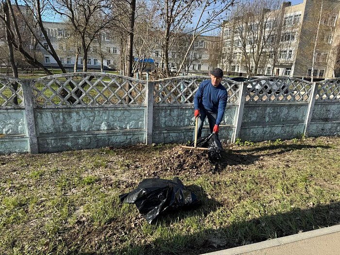 Сотрудники медсанчасти принимают участие в уборке территории больницы.