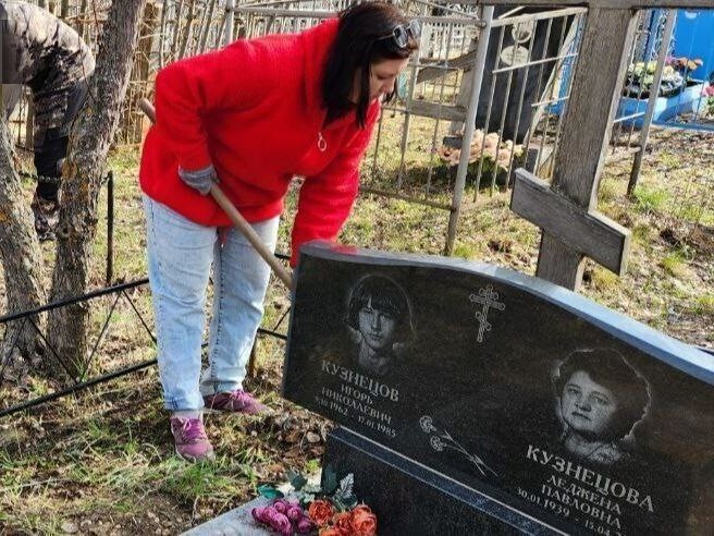 Накануне празднования 80-летия Победы привели в порядок захоронение героя.