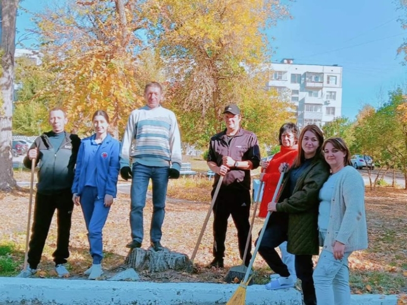 Работники медсанчасти провели субботник.