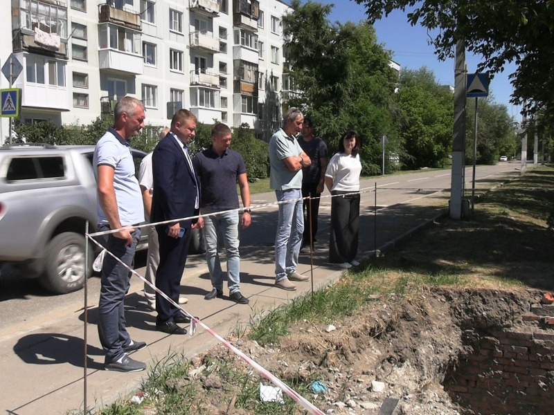 Временно исполняющий полномочия главы городского округа Сергей Баталов ознакомился с ходом ремонтных работ на участке тепловой сети.