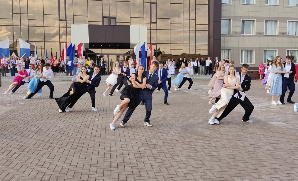 Выпускной вечер прошел для девятиклассников.