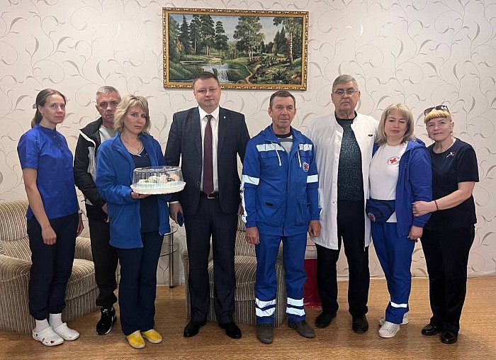 Сергей Баталов поздравил работников скорой помощи.