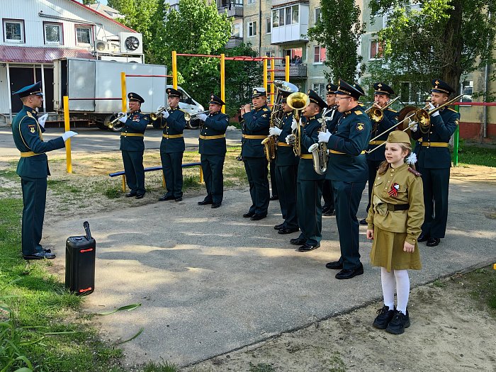 В День Победы военнослужащие дивизии подарили светловским ветеранам праздничный концерт под их окнами.