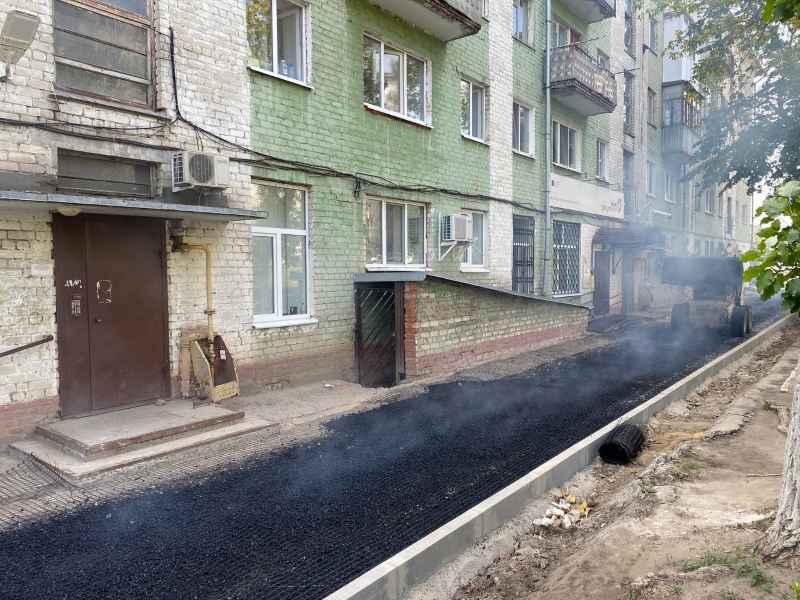 Ещё в одном светловском дворе укладывают асфальт.