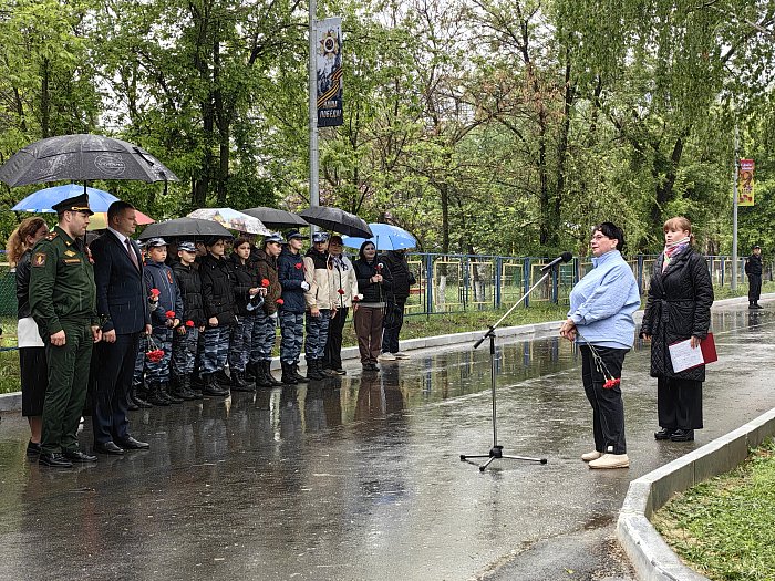 В канун празднования Дня Победы светловцы возложили цветы к памятной доске ветерана Великой Отечественной войны.