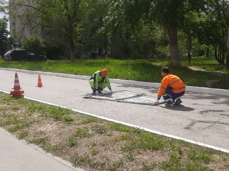 На дорогах поселка появляется обновленная дорожная разметка.