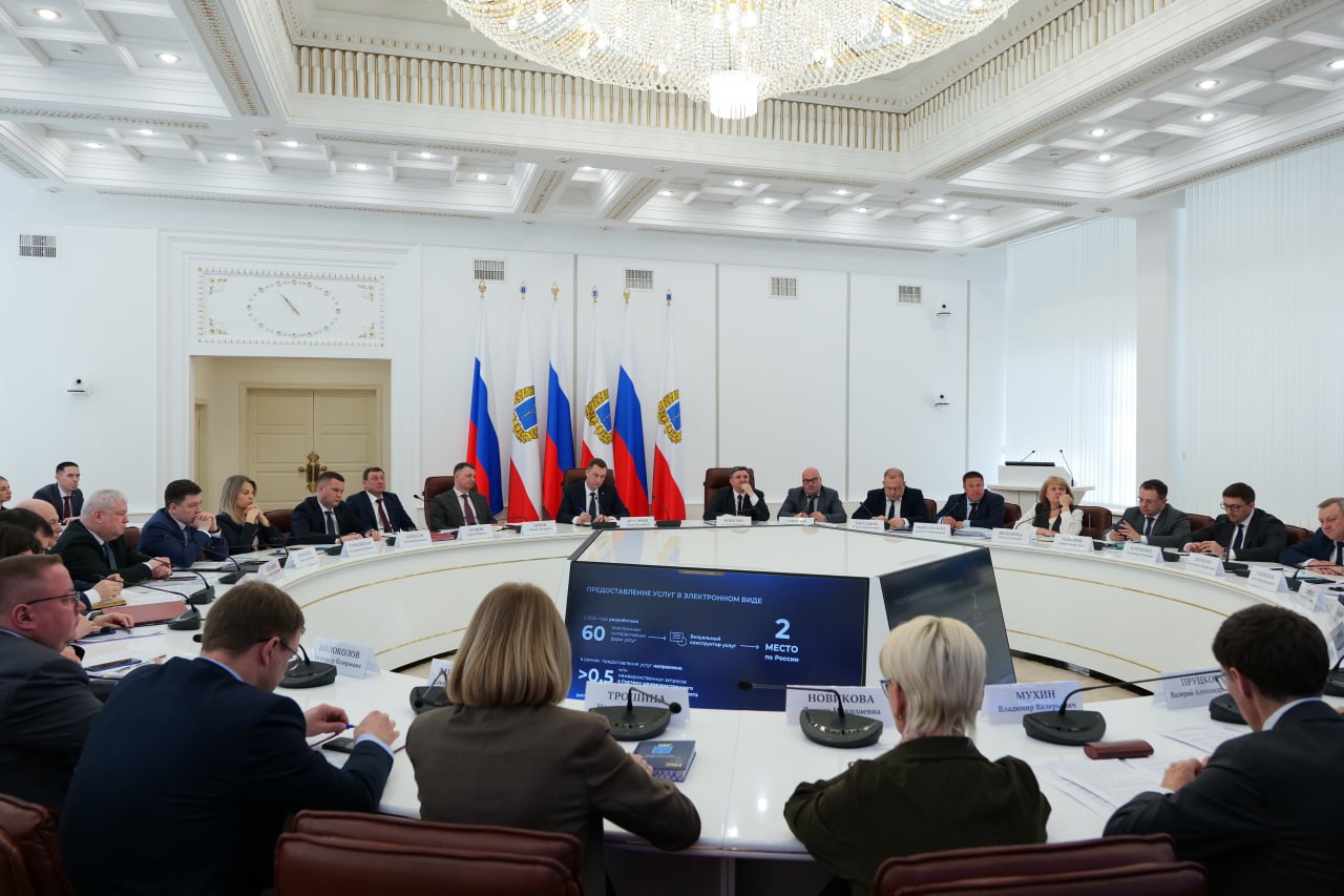 Губернатор Роман Бусаргин провел постоянно действующее совещание с участием зампредов и министров Правительства области, а также глав районов.