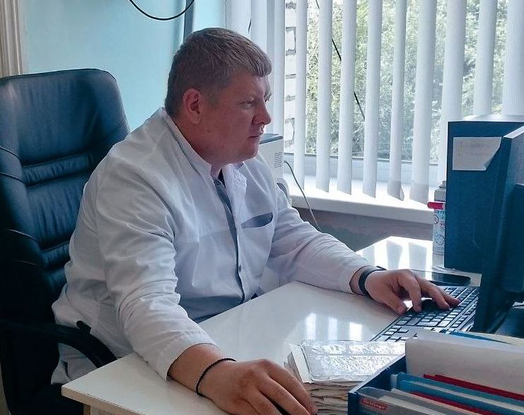 Светловцев продолжают консультировать врачи областной клиники.