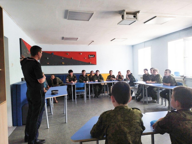 Курсантам военно-спортивного лагеря напомнили о мерах безопасности в летний период.