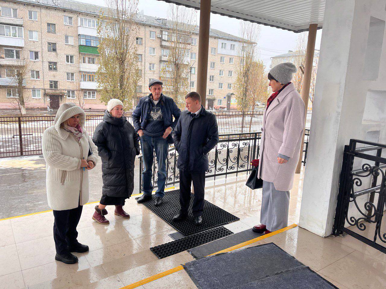 Продолжается ремонт раздевалок в школьном спортзале.